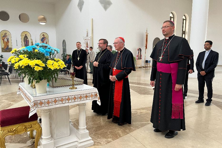 Il cardinale Parolin nella Cattedrale della Risurrezione a Kiev con il capo della Chiesa greco-cattolica ucraina Sviatoslav Shevchuk e il nunzio Visvaldas Kulbokas