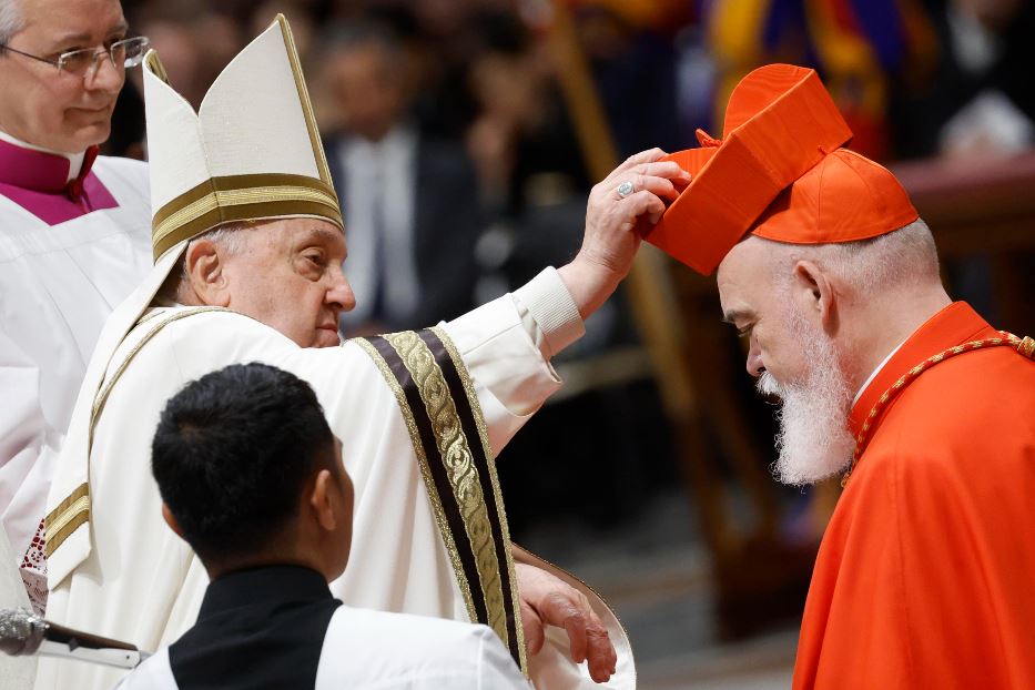 Il neo-cardinale Dominique Mathieu, arcivescovo di Teheran, riceve la berretta da papa Francesco