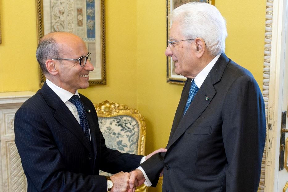 Il presidente dell'Anac Giuseppe Busia stringe la mano al capo dello Stato Sergio Mattarella