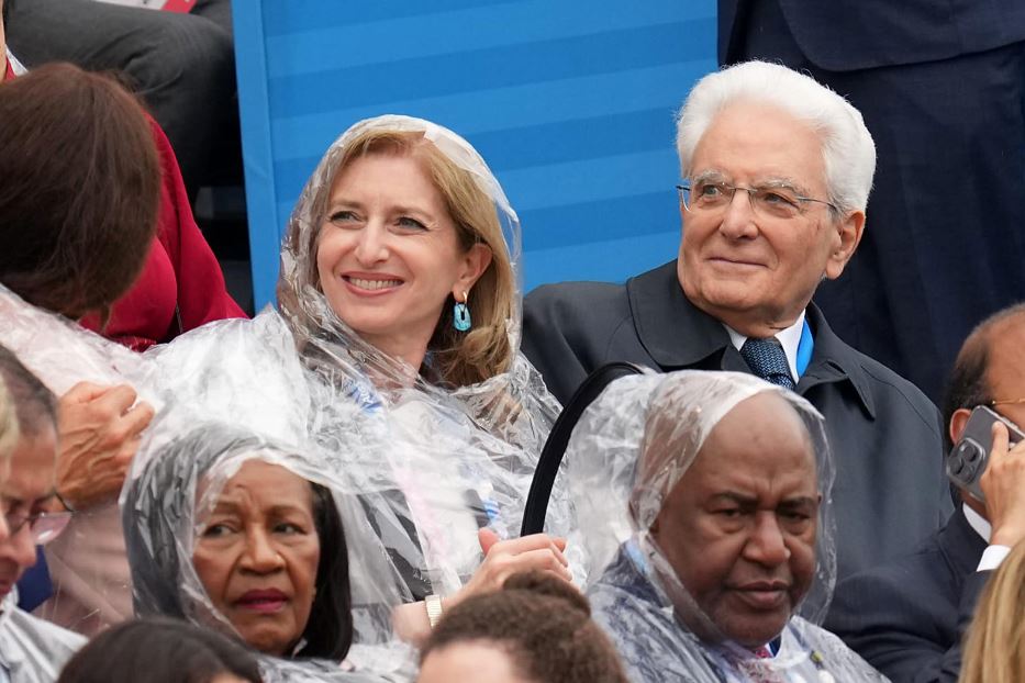 Mattarella e la figlia (divertiti) a Parigi per la cerimonia di inaugurazione delle Olimpiadi