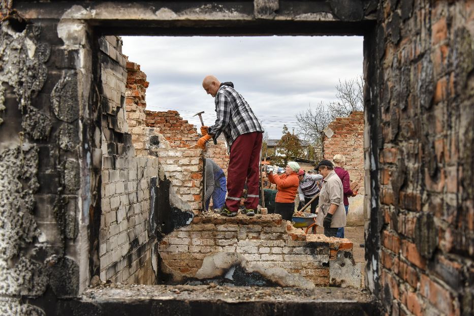 La distruzione dopo un attacco russo in un villaggio lungo il confine della regione di Chernihiv