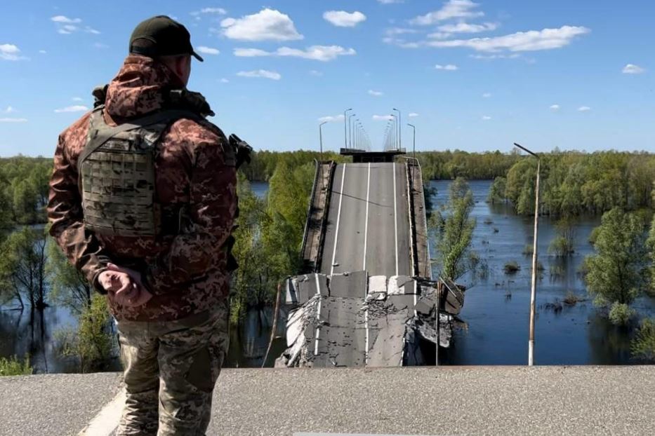 Una guardia di frontiera lungo il confine della regione di Chernihiv