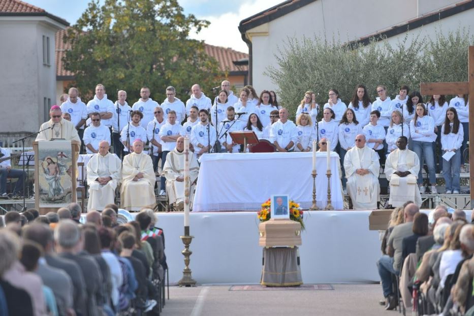 Il vescovo di Vicenza Giuliano Brugnotto insieme ai 50 sacerdoti che hanno concelebrato il funerale di Sammy