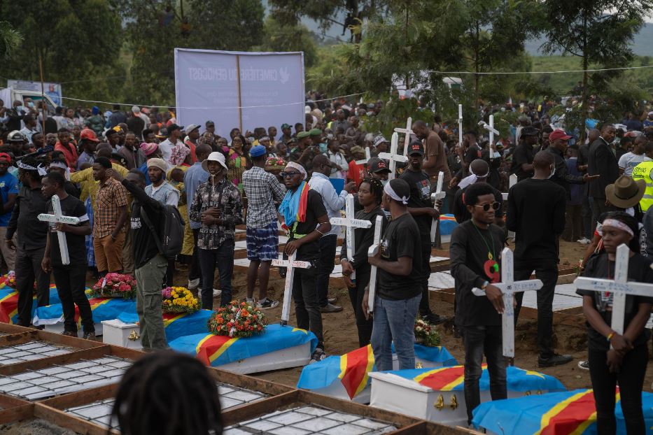 I funerali delle vittime di un bombardamento nell'est del Congo