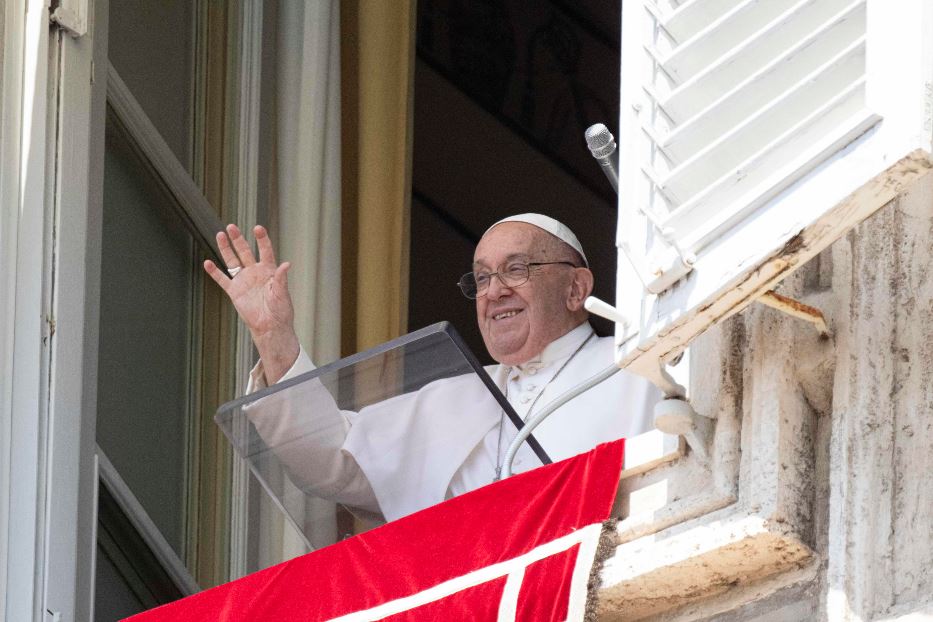 Papa Francesco all'Angelus in piazza San Pietro