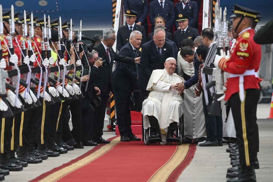 Papa Francesco all'arrivo a Giacarta