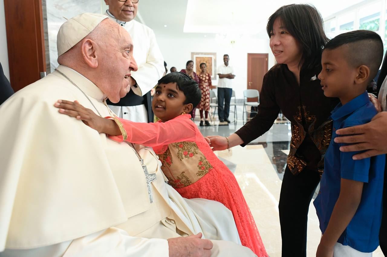 Il Papa abbracciati dai bambini orfani in nunziatura a Giacarta