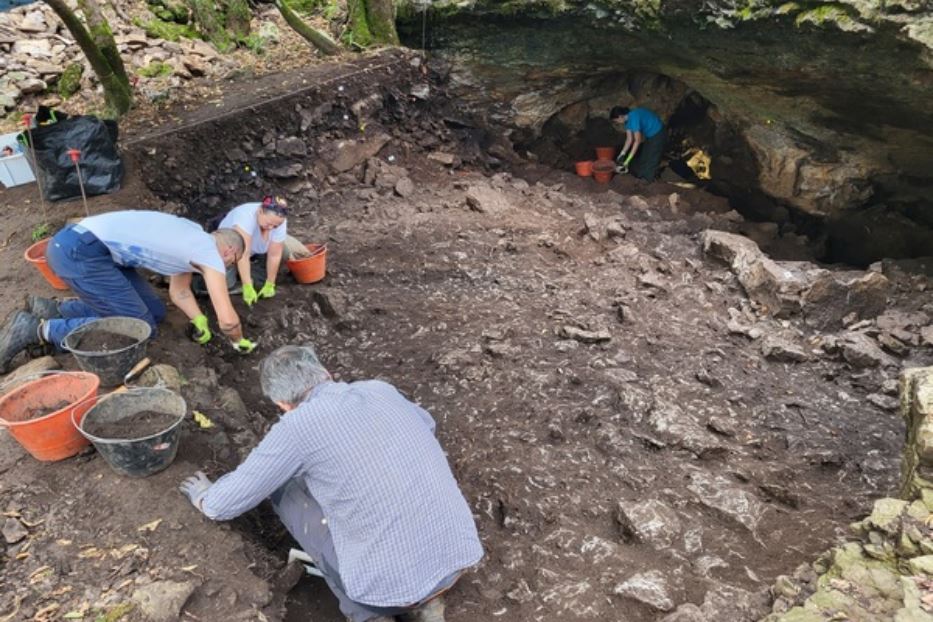 L'ingresso della grotta Tina Jama di Sgonico, paese sul Carso triestino