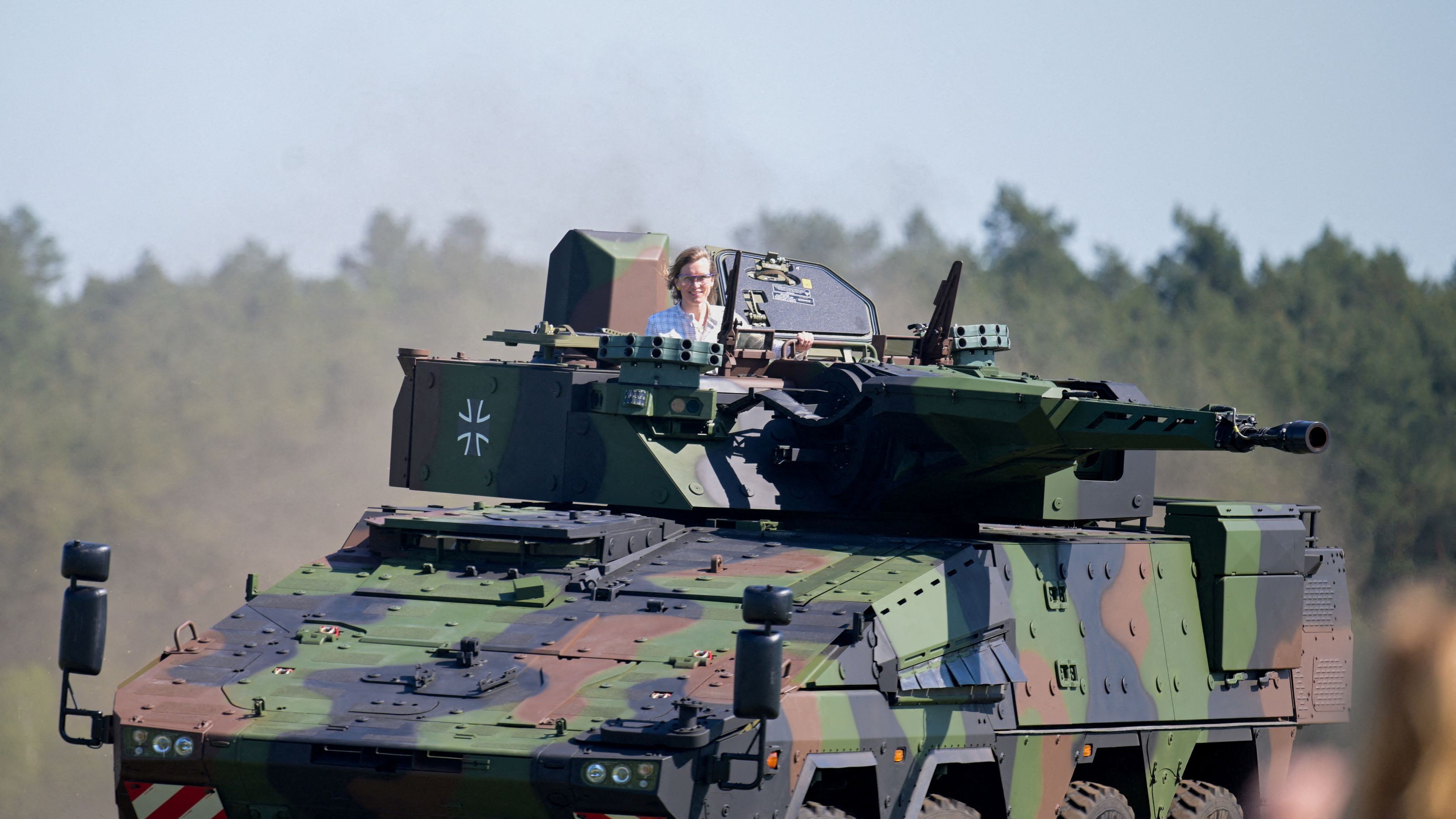 Simetje Möller, segretaria al ministero della Difesa tedesco, a bordo di un corazzato Boxer di Rheinmetall lo scorso 2 maggio