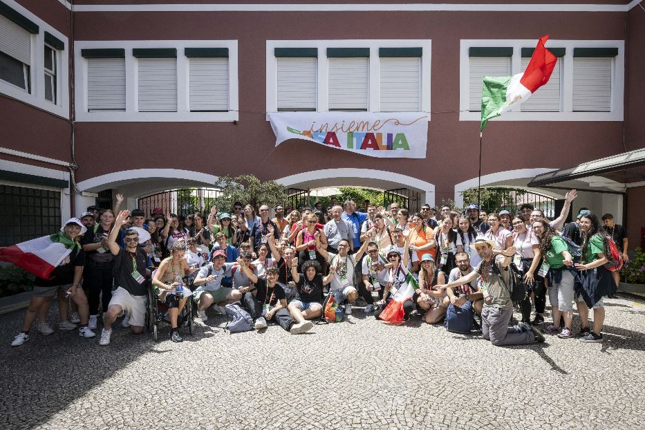 Un gruppo di giovani italiani nel cortile della scuola di Lisbona che ospitò Casa Italia durante la Gmg