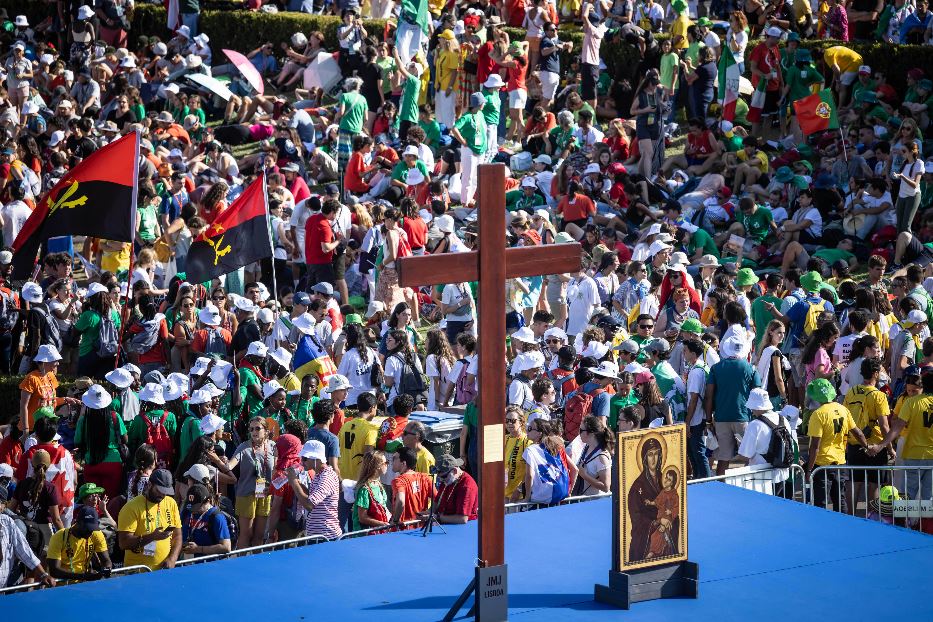 La Croce e l'Icona di Maria Salus Populi Romani, icone delle Gmg, al Parque Eduardo VII durante la festa di accoglienza del Papa alla Giornata di Lisbona 2023