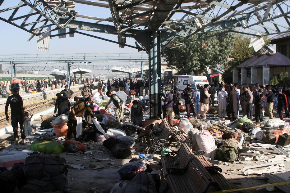 La banchina della stazione di Quetta devastata dall'esplosione