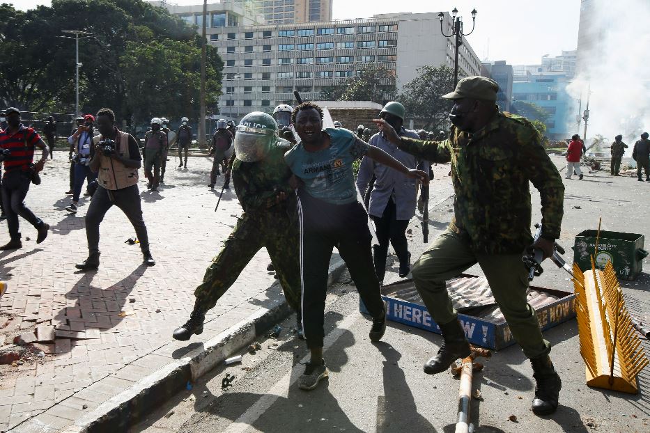 Un arresto durante gli scontri a Nairobi