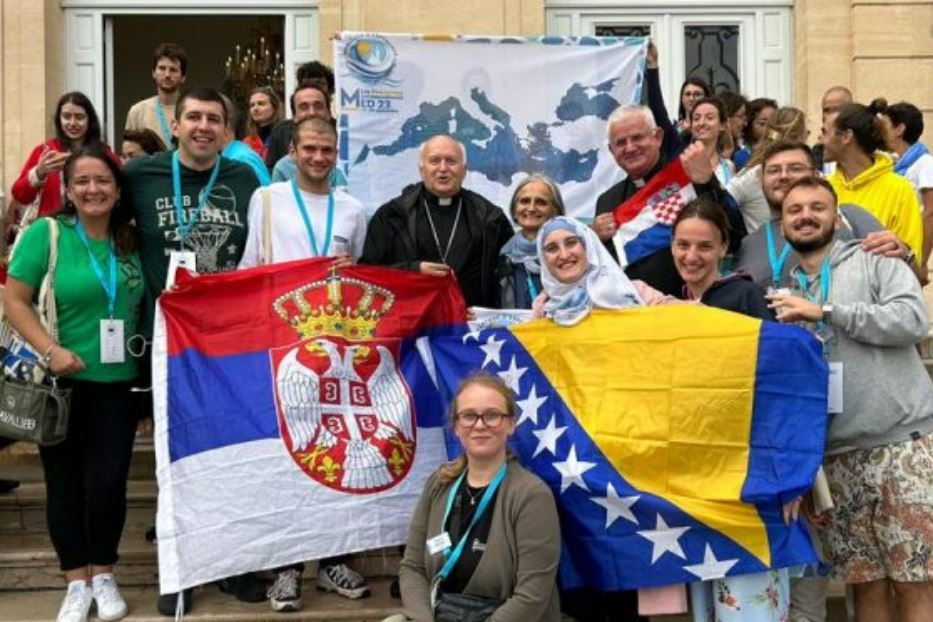 L’arcivescovo di Belgrado, Ladislav Nemet, con i giovani serbi all'incontro del Mediterraneo a Marsiglia