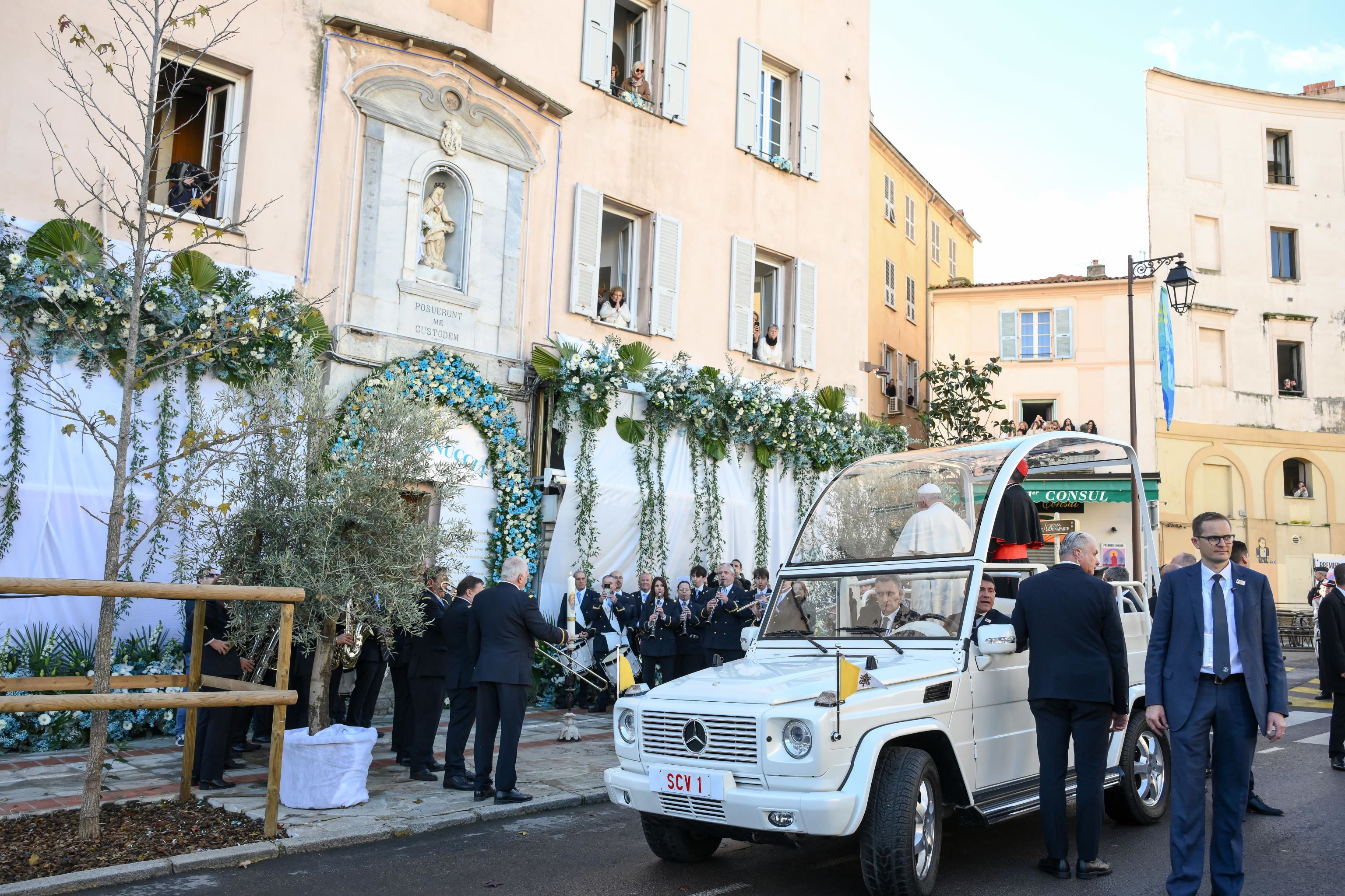 Il papa si ferma in preghiera davanti alla statua della 'Madonnuccia'