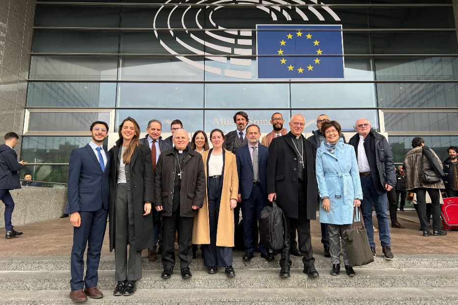 La delegazione del Consiglio dei giovani del Mediterraneo con l'arcivescovo Giuseppe Baturi durante la visita al Parlamento Europeo a Bruxelles