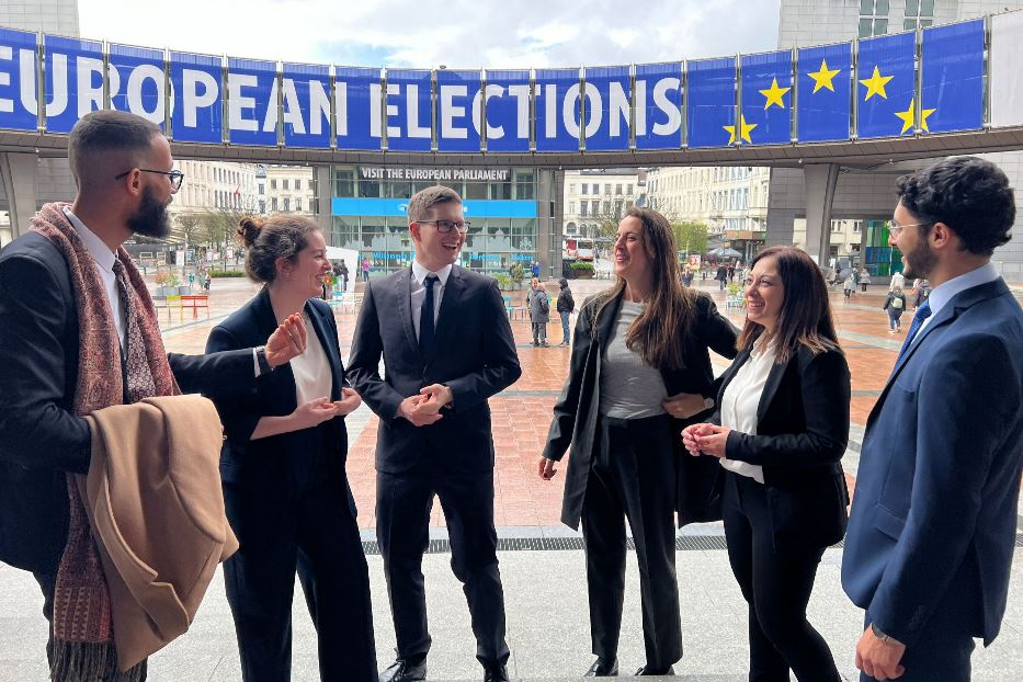 La delegazione del Consiglio dei giovani del Mediterraneo durante la visita al Parlamento Europeo a Bruxelles