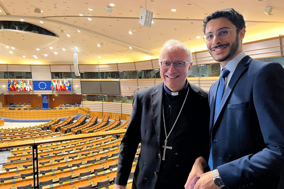 L'arcivescovo Giuseppe Baturi con uno dei ragazzi del Consiglio dei giovani del Mediterraneo durante la visita al Parlamento Europeo a Bruxelles