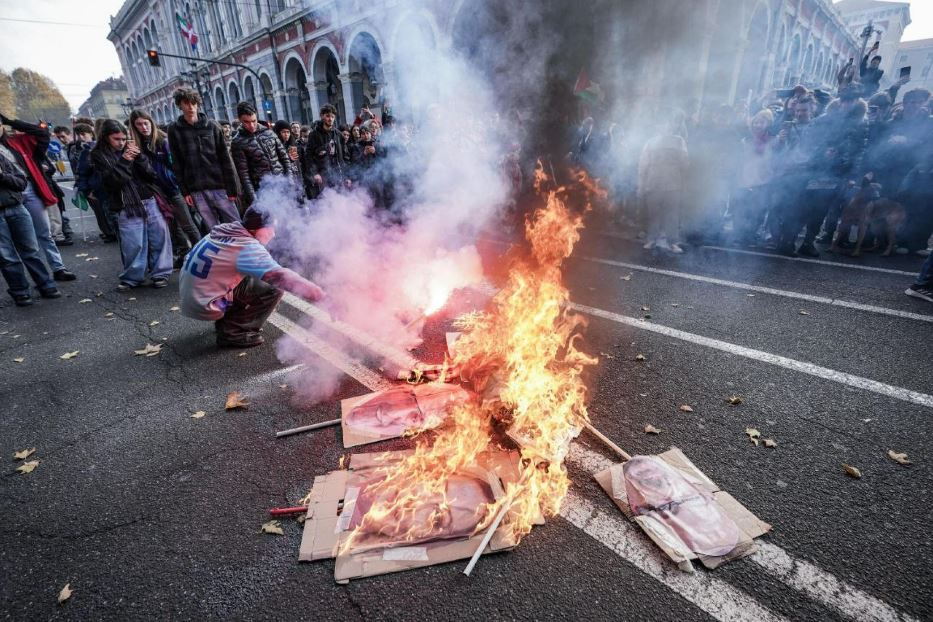 Studenti a Torino bruciano le foto della premier Giorgia Meloni, del ministro della Difesa Guido Crosetto del vice premier Matteo Salvini