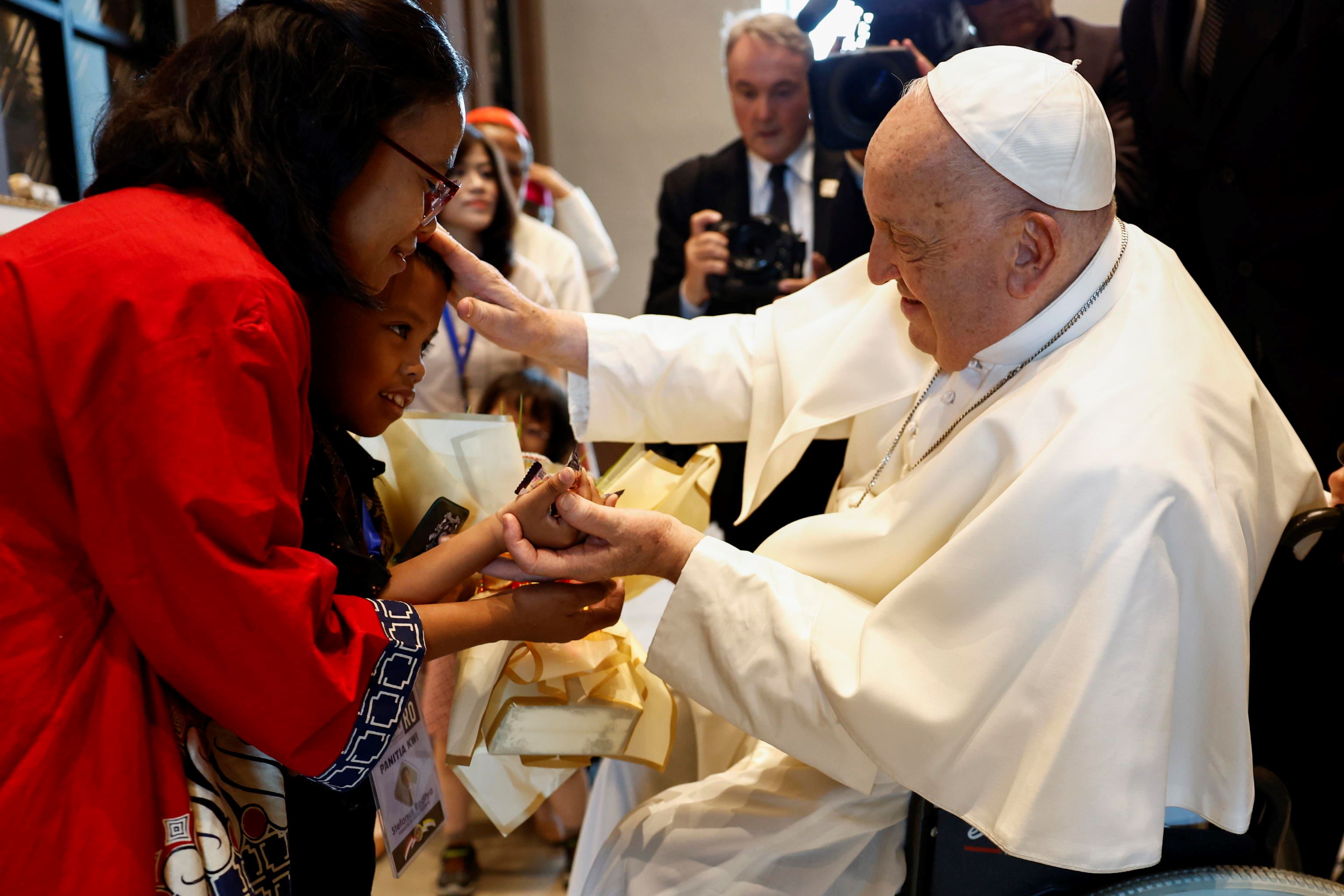 Il Papa durante l'incontro con gli assistiti delle realtà caritative