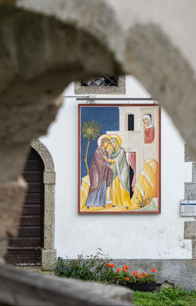 Cercivento, un'immagine del progetto “Una Bibbia a cielo aperto”: sopra, l’icona della Visitazione, lungo la Via di Maria: “L’anima mia magnifica il Signore” (Lc 1,46); a destra, alcune opere della Piazza della Salvezza