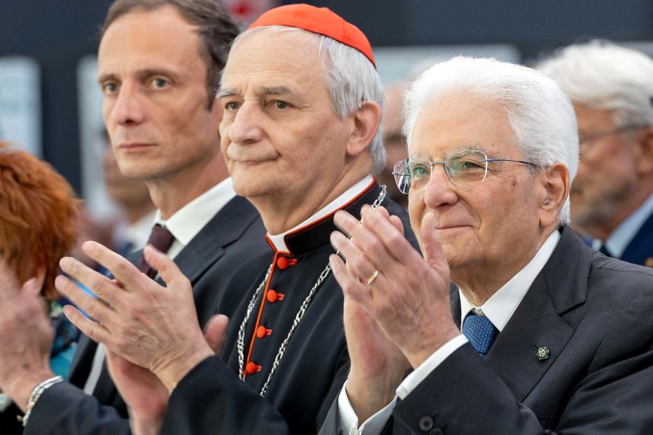 Sergio Mattarella con il cardinale Zuppi e, alle spalle, il governatore del Friuli Venezia Giulia Fedriga all'inaugurazione della Settimana sociale dei cattolici