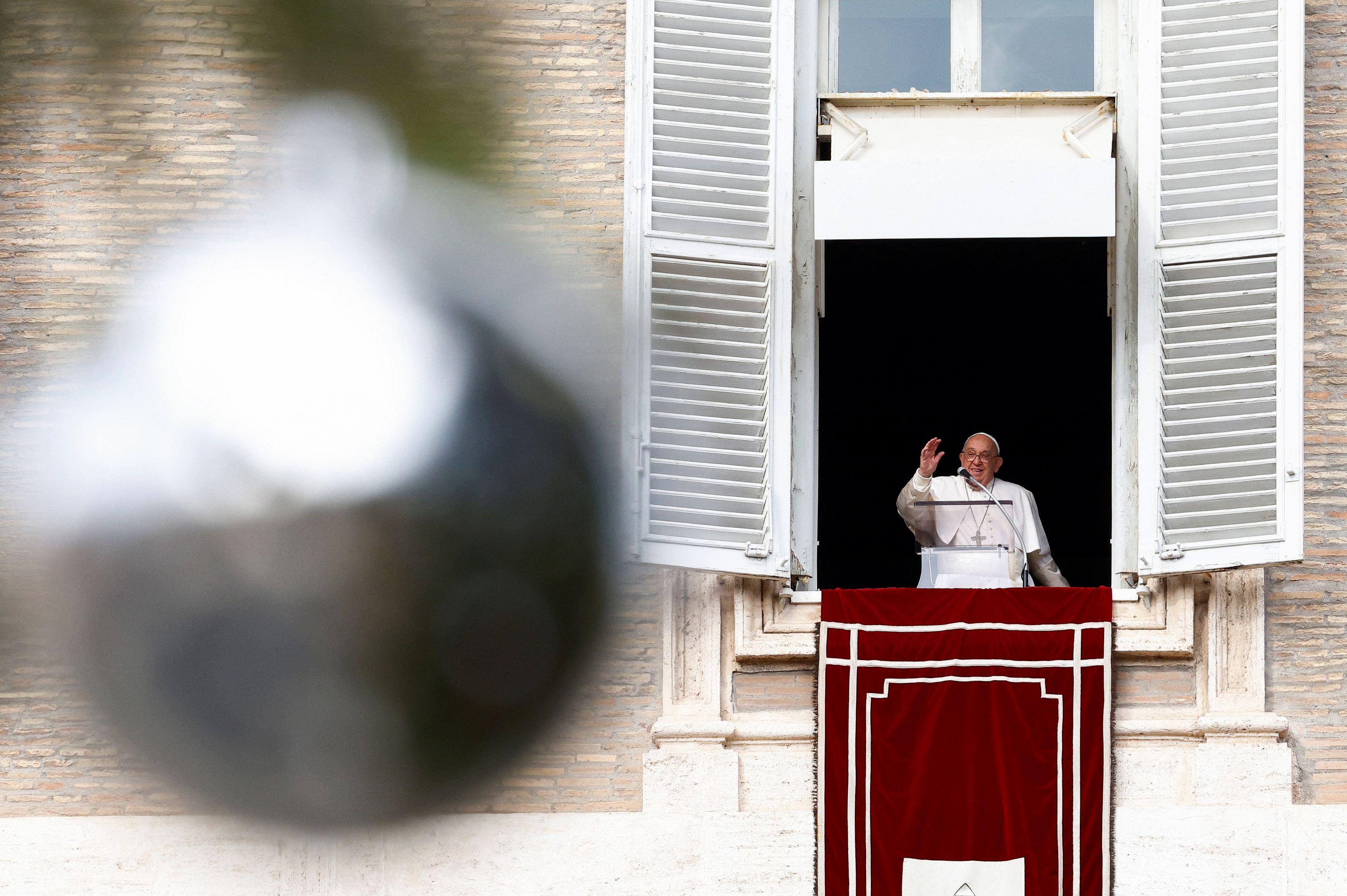 Il Papa saluta i fedeli all'Angelus