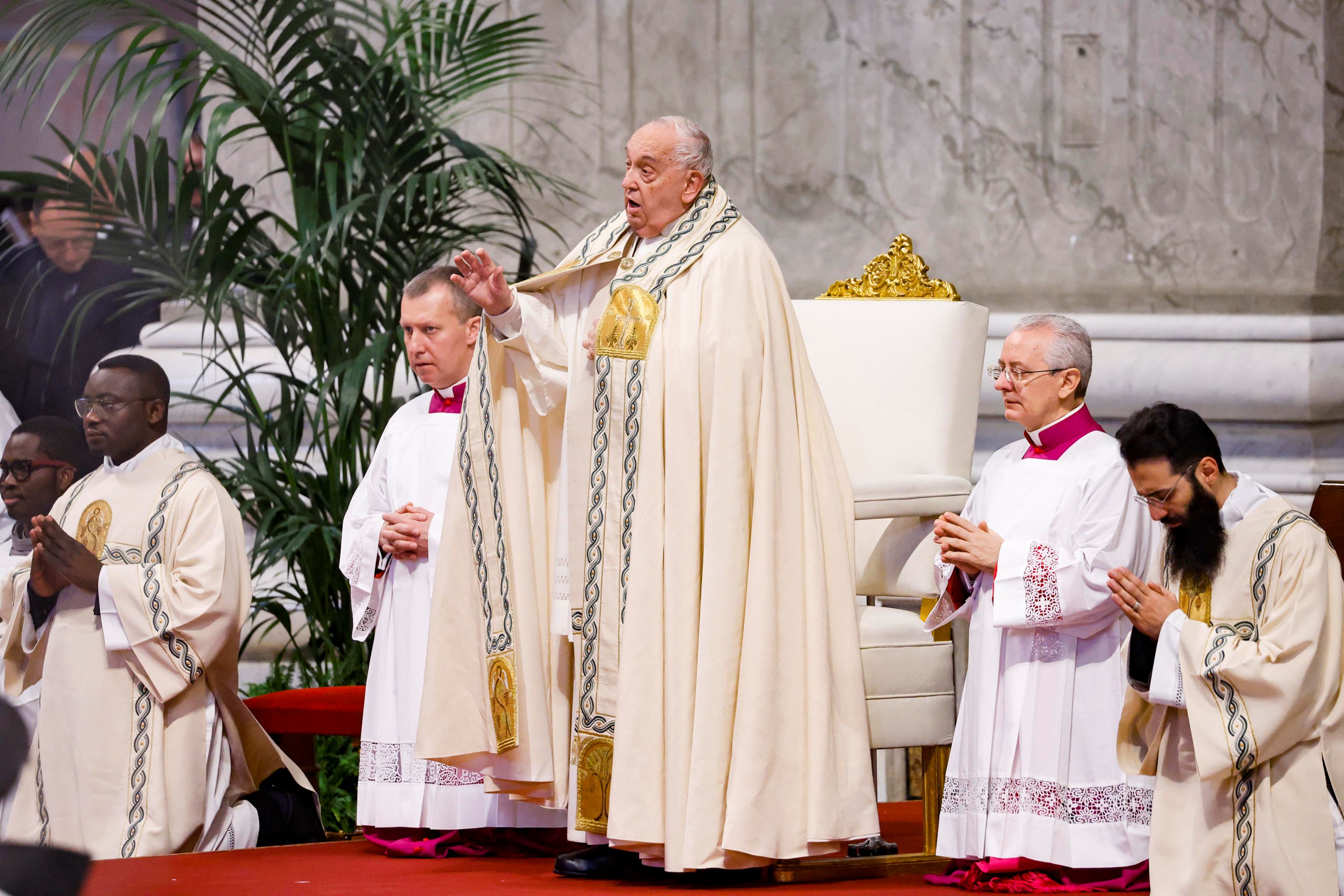 Il Papa durante la Messa per la Solennità dell'Immacolata, cui hanno partecipato i 21 nuovi cardinali