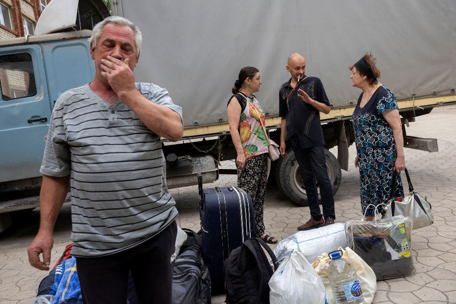 L'evacuazione dalla cittadina di Toretsk verso cui avanza l'esercito russo