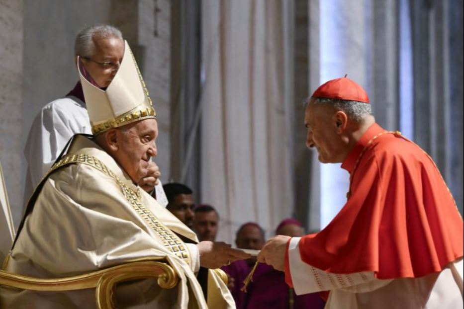 Il Papa consegna la bolla d'indizione del Giubileo a Gambetti