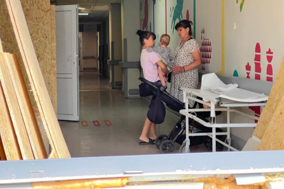 I baby malati sono tornati fra le corsie dell'ospedale pediatrico di Kiev ancora danneggiate dall’esplosione