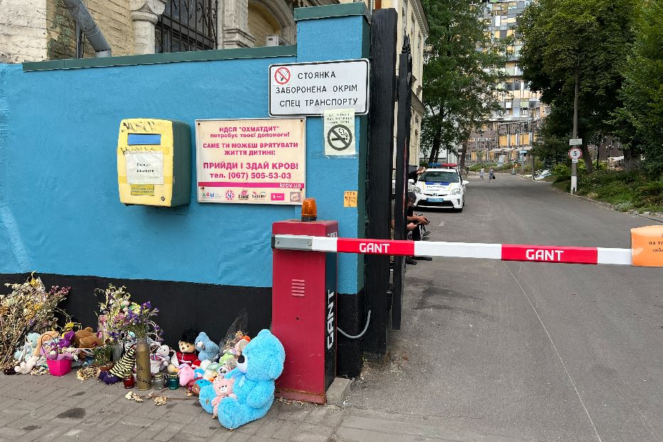 L'ingresso dell'ospedale pediatrico di Kiev con i giocattoli salvati dall'esplosione del missile