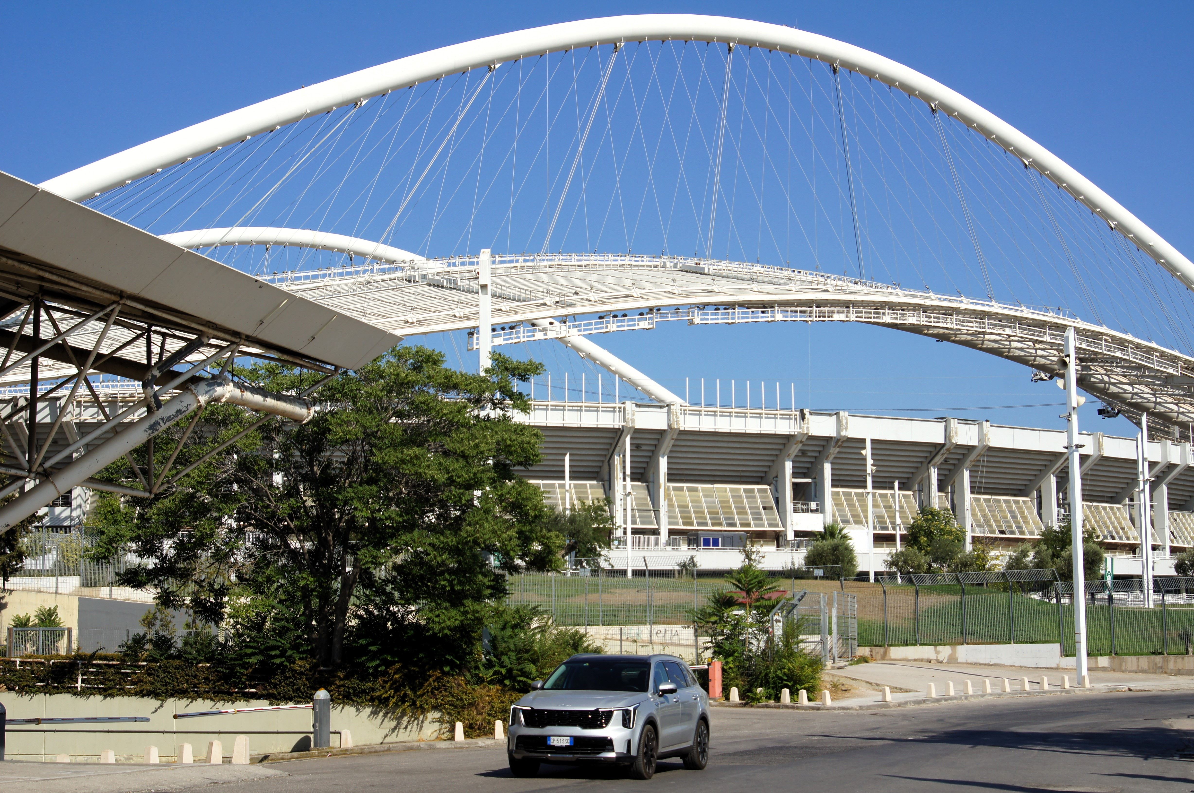 La Sorento davanti allo stadio Olimpico di Atene