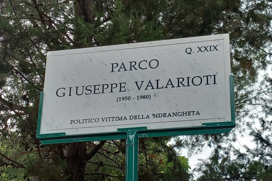 La targa dedicata a Giuseppe Valarioti