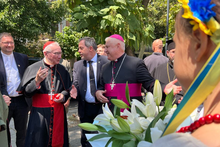Il cardinale Parolin accolto davanti alla Cattedrale latina di Odessa con il vescovo Stanislav Szyrokoradiuk, il nunzio apostolico Visvaldas Kulbokas e l'ambasciatore ucraino presso la Santa Sede Andrii Yurash