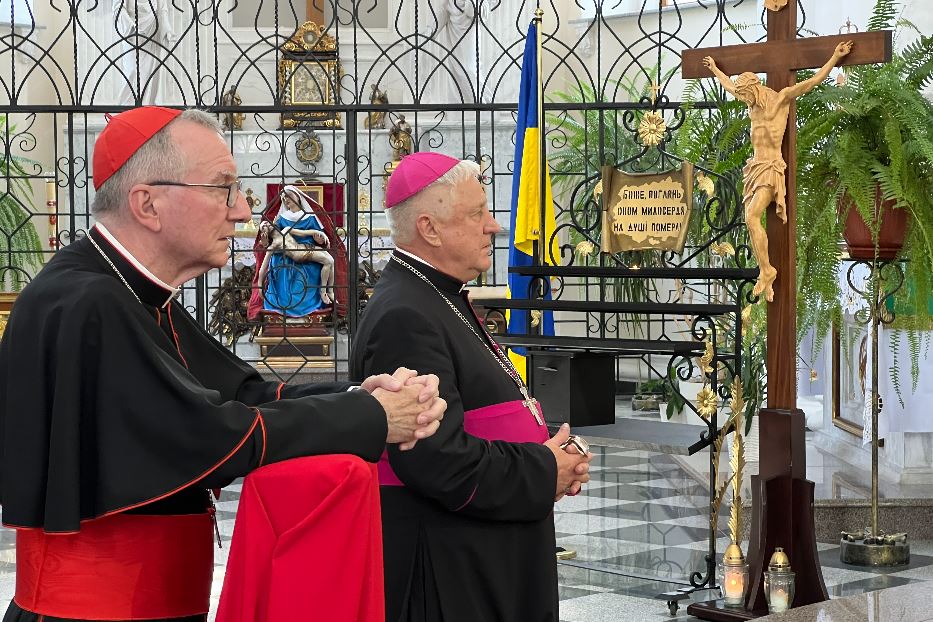 Il cardinale Parolin nella Cattedrale latina di Odessa con il vescovo Stanislav Szyrokoradiuk