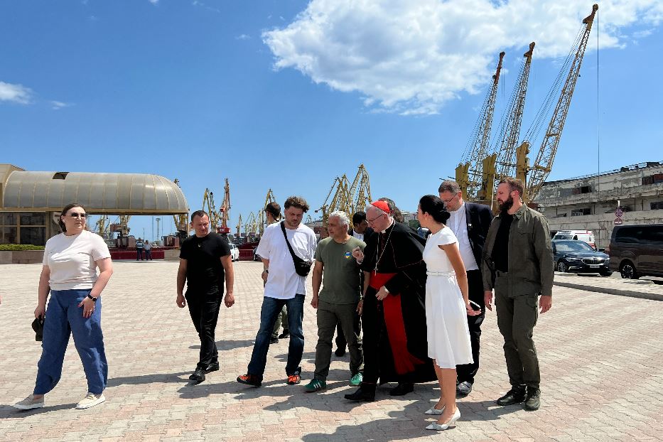 Il cardinale Pietro Parolin visita il porto di Odessa, più volte attaccato dai russi