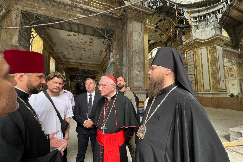 Il cardinale Pietro Parolin nella Cattedrale ortodossa della Trasfigurazione di Odessa che un anno fa è stata bombardata