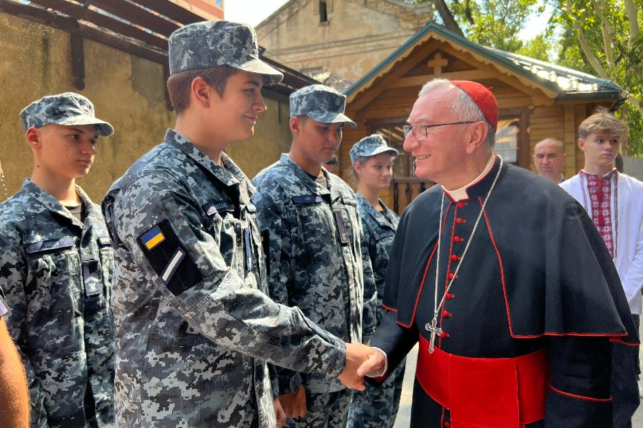Il cardinale Parolin saluta gli studenti del liceo navale nella parrocchia greco-cattolica di Odessa