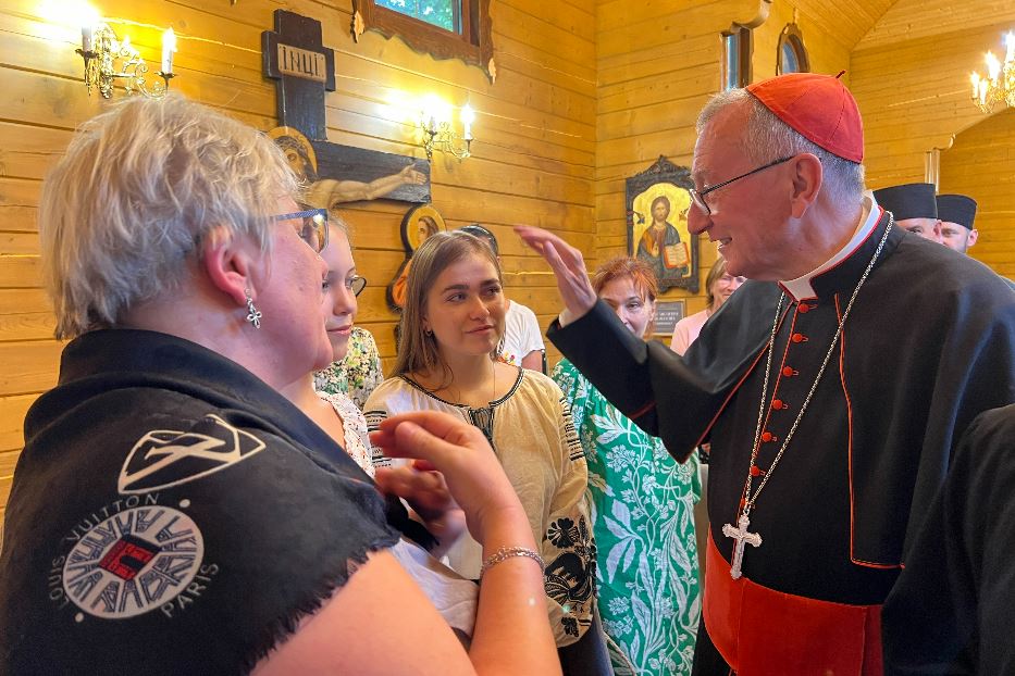Il cardinale Parolin incontra i profughi di guerra nella parrocchia greco-cattolica di Odessa