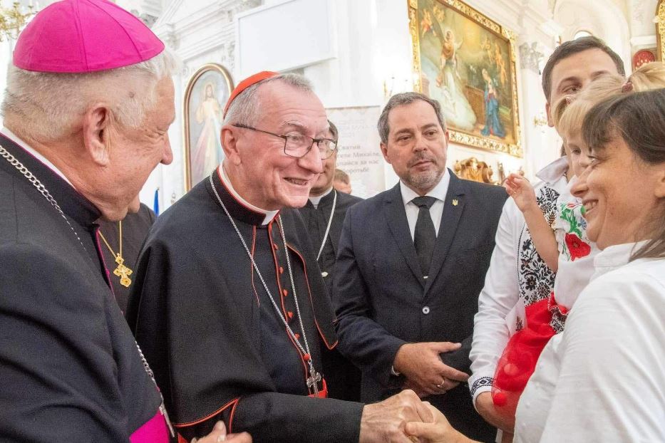 Il cardinale Pietro Parolin durante la sua visita in Ucraina a luglio. A fianco del porporato l’ambasciatore ucraino presso la Santa Sede, Andrii Yurash