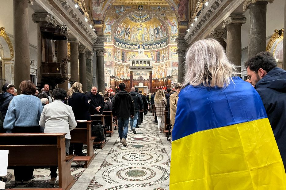 La Messa per la pace presieduta dal cardinale Zuppi nella Basilica di Santa Maria in Trastevere a Roma