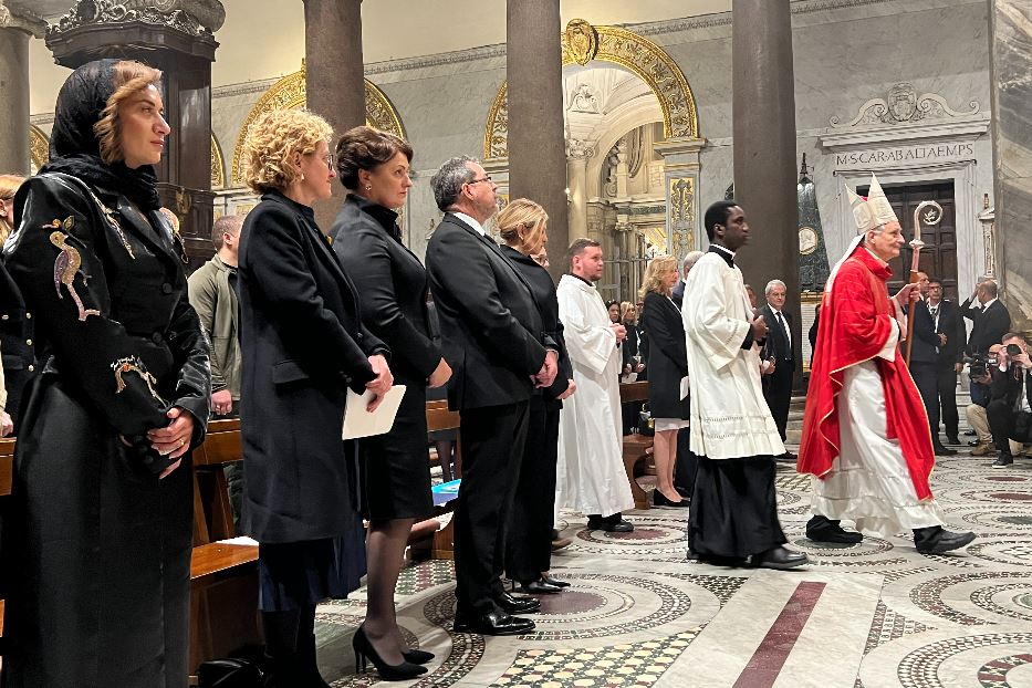 La Messa per la pace presieduta dal cardinale Zuppi alla presenza della moglie di Zelensky