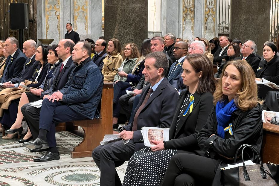 La Messa per la pace presieduta dal cardinale Zuppi nella Basilica di Santa Maria in Trastevere a Roma