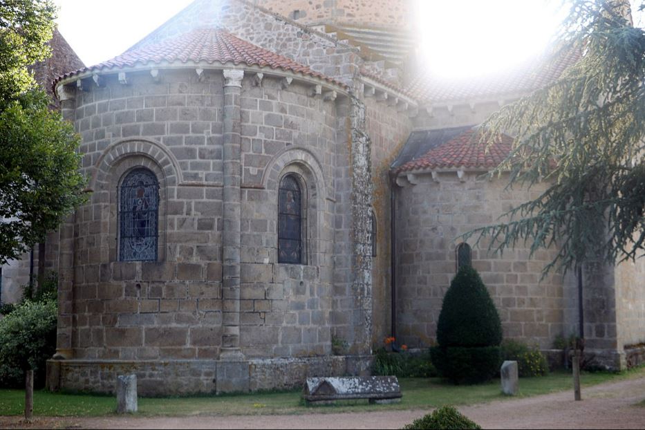 Il retro della chiesa di Santa Maddalena a Saint-Hilaire-la-Croix