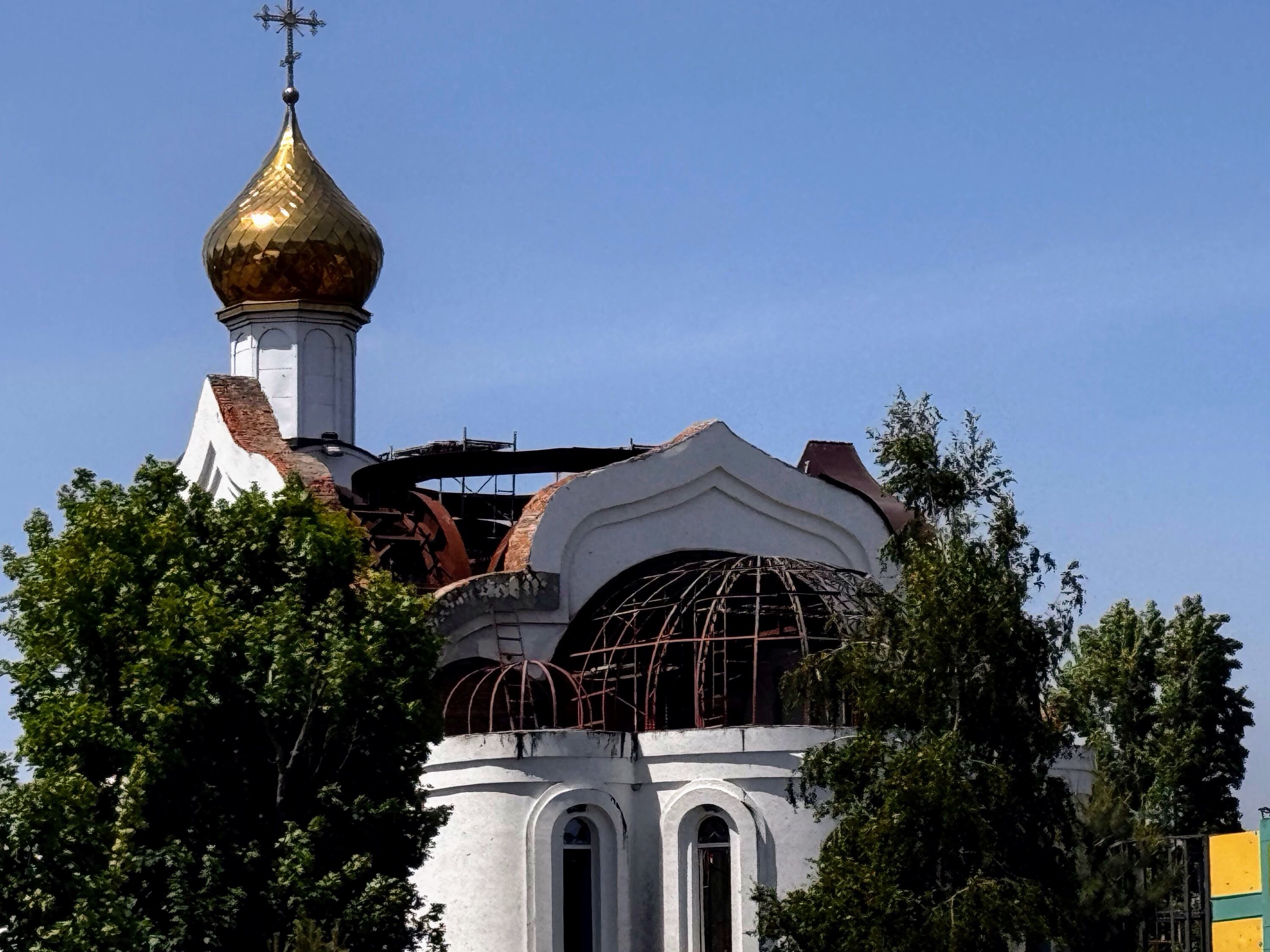 La chiesa ortodossa di Stariy Saltiv devastata dai bombardementi russi