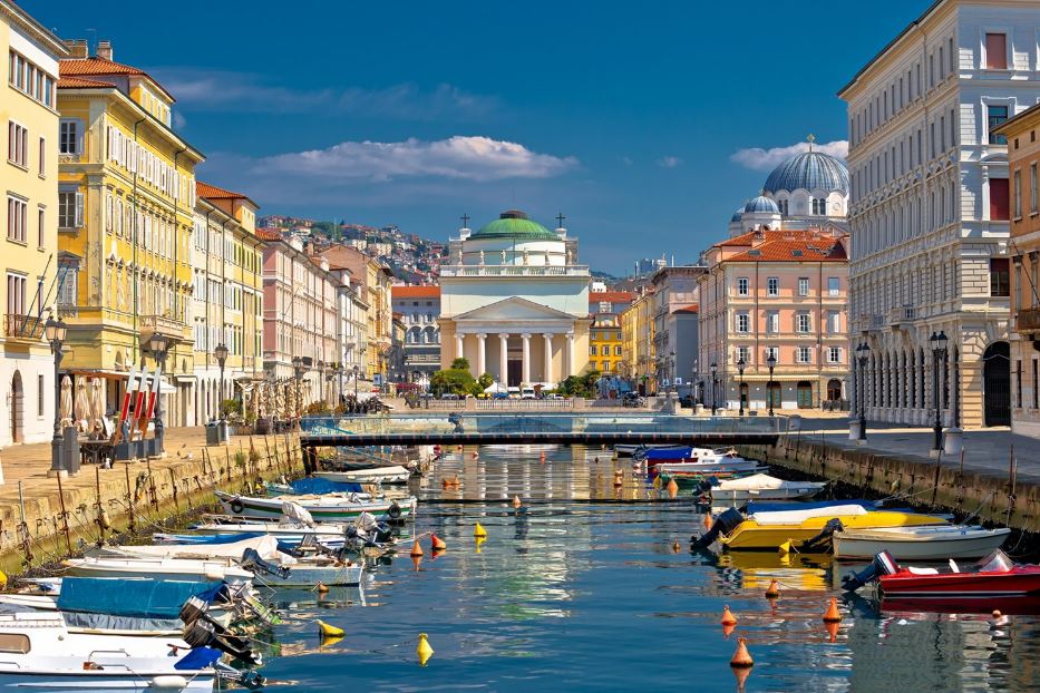 Trieste, il fascino e i colori del Canal Grande