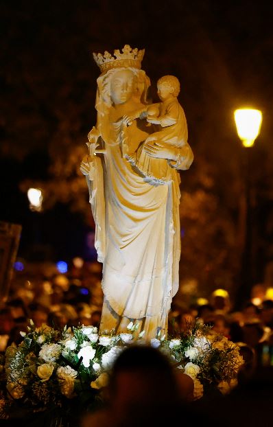 A Parigila processioneche ha riportatoa Notre-Damela statua della Vergine con il Bambino