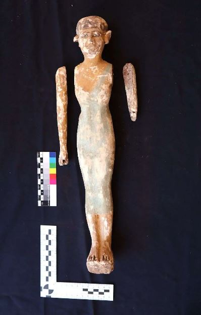 Una delle statuette in legno ritrovate insieme al sarcofago