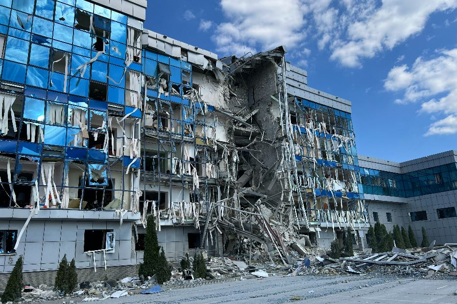A Kharkiv la sede della ong svizzera Fsd, impegnata nello sminamento, devastata da un missile russo